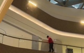 女子逛商场被跳楼者砸伤住进ICU  热讯